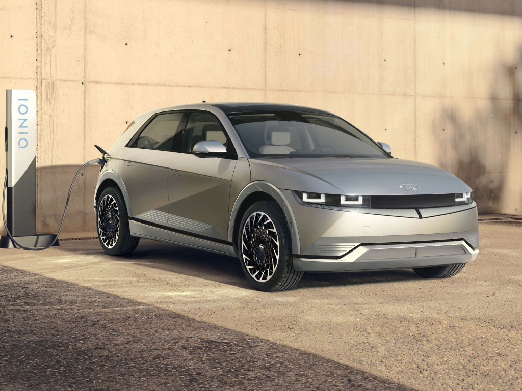 Электромобиль Hyundai IONIQ 5 2021 года на заправке