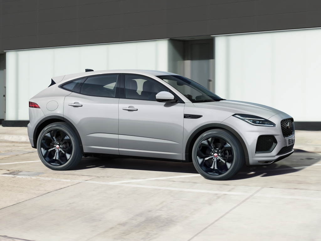 Серебристый кроссовер Jaguar E-Pace R-Dynamic Black Pack 2021 года