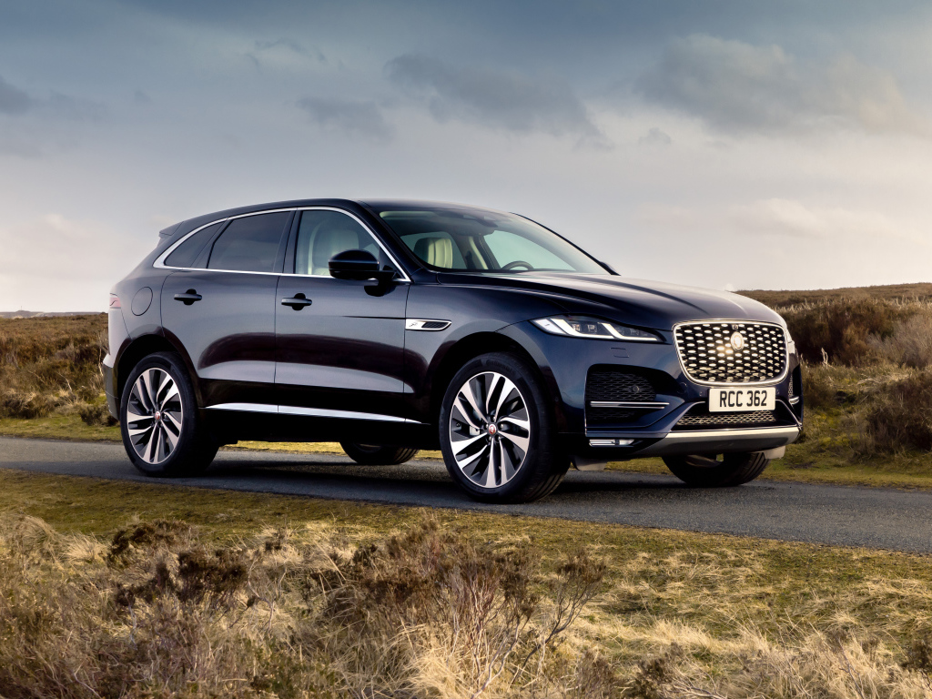 Черный автомобиль Jaguar F-Pace P400e AWD 2021 года