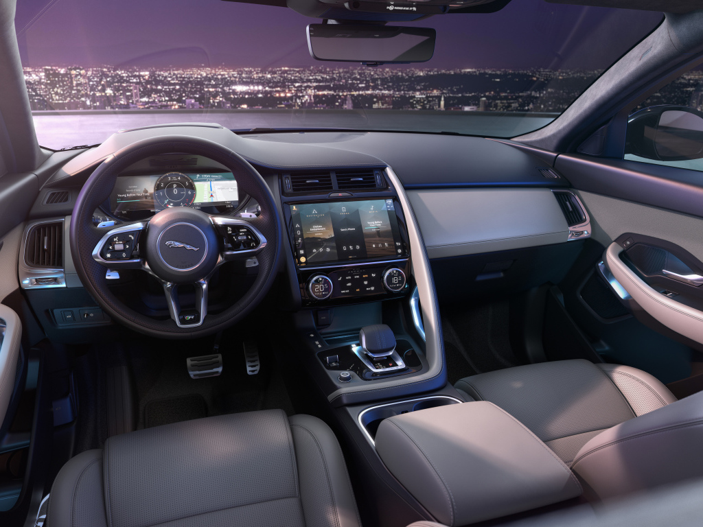 Дорогой салон автомобиля Jaguar E-Pace R-Dynamic 2021 года