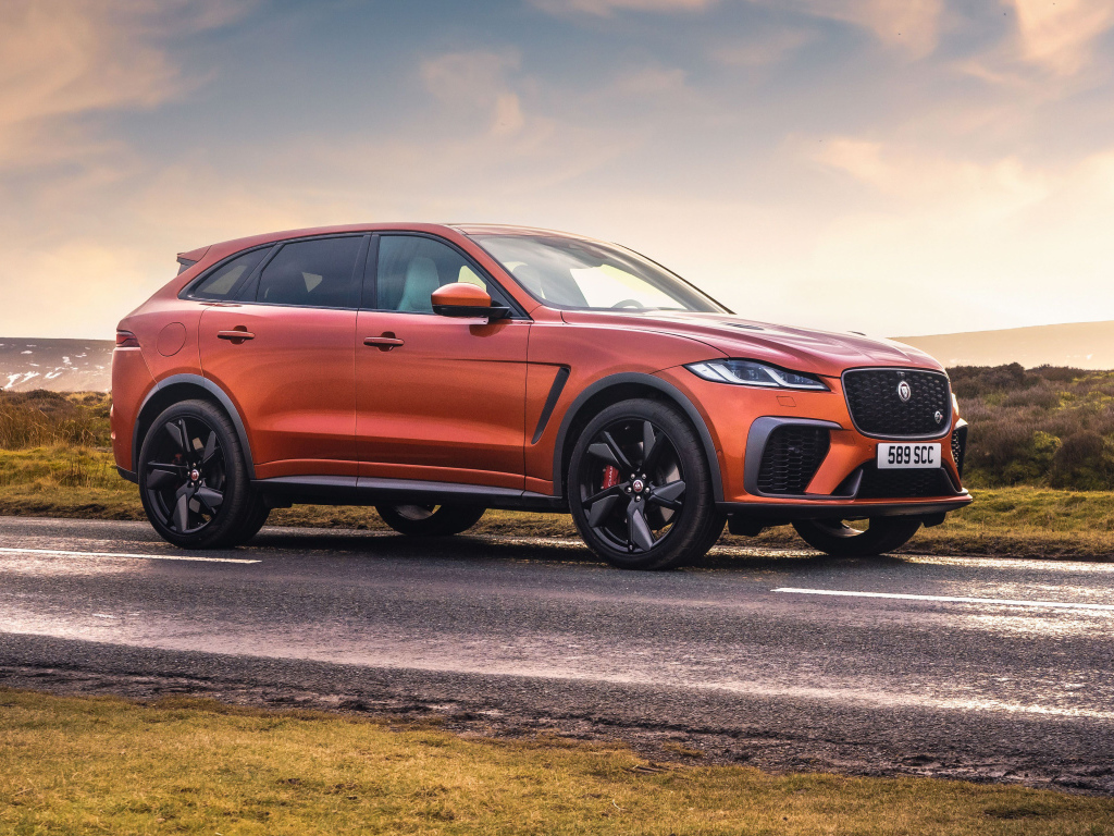 Кроссовер Jaguar F-Pace SVR на дороге