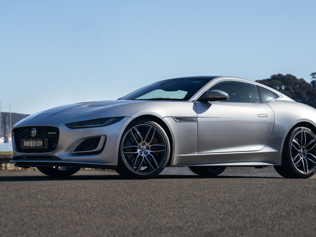 Серебристый Jaguar F-Type P380 у воды