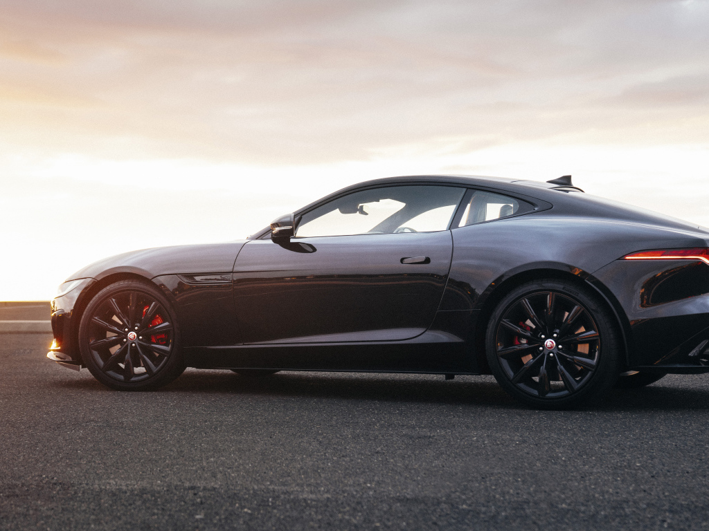 Стильный черный автомобиль Jaguar F-Type R Coupé