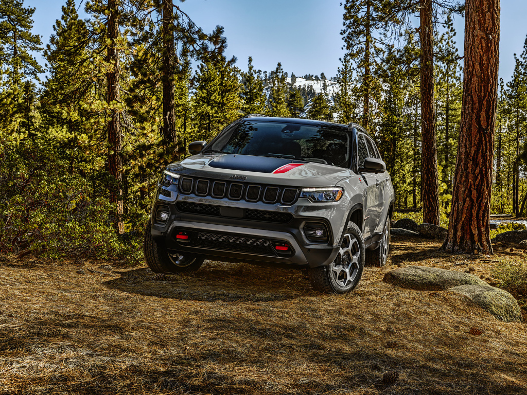 Внедорожник Jeep Compass Trailhawk, 2022 года в лесу