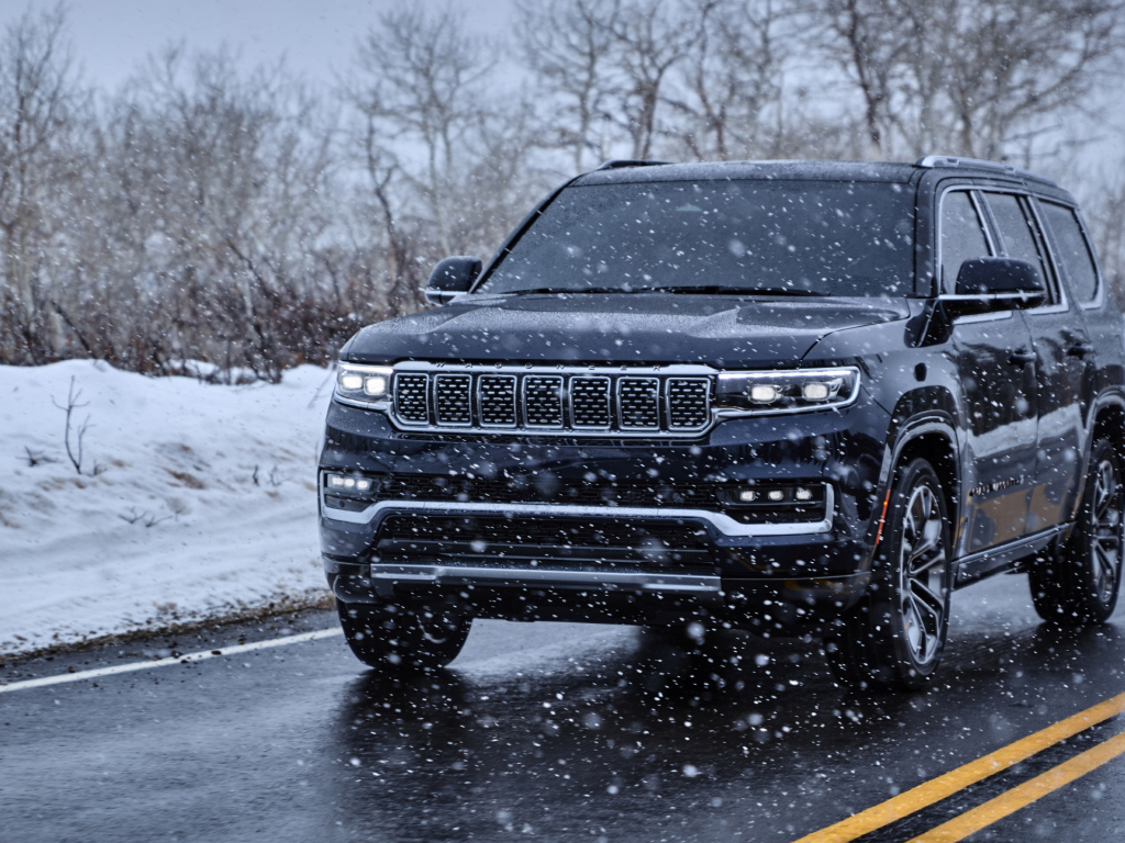 Внедорожник Jeep Grand Wagoneer Series III, 2022 года на дороге зимой