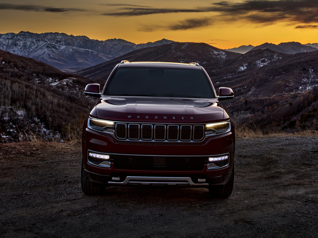 Внедорожник Jeep Wagoneer Series II Premium, 2022 года на фоне заката в горах