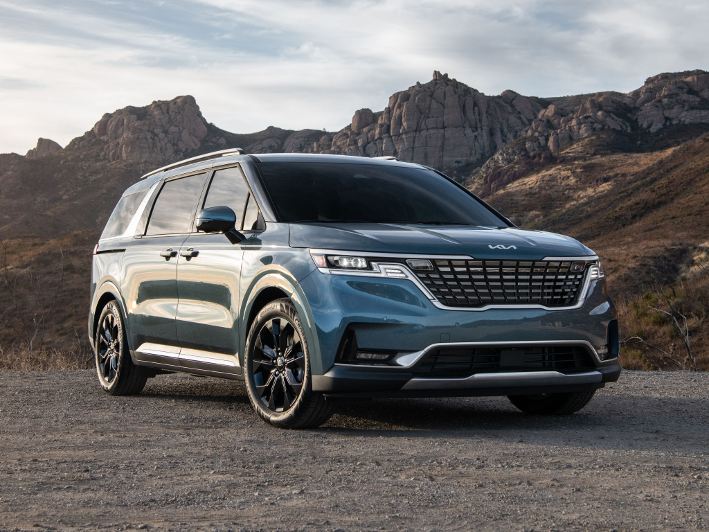 Внедорожник  Kia Carnival, 2022 года в горах