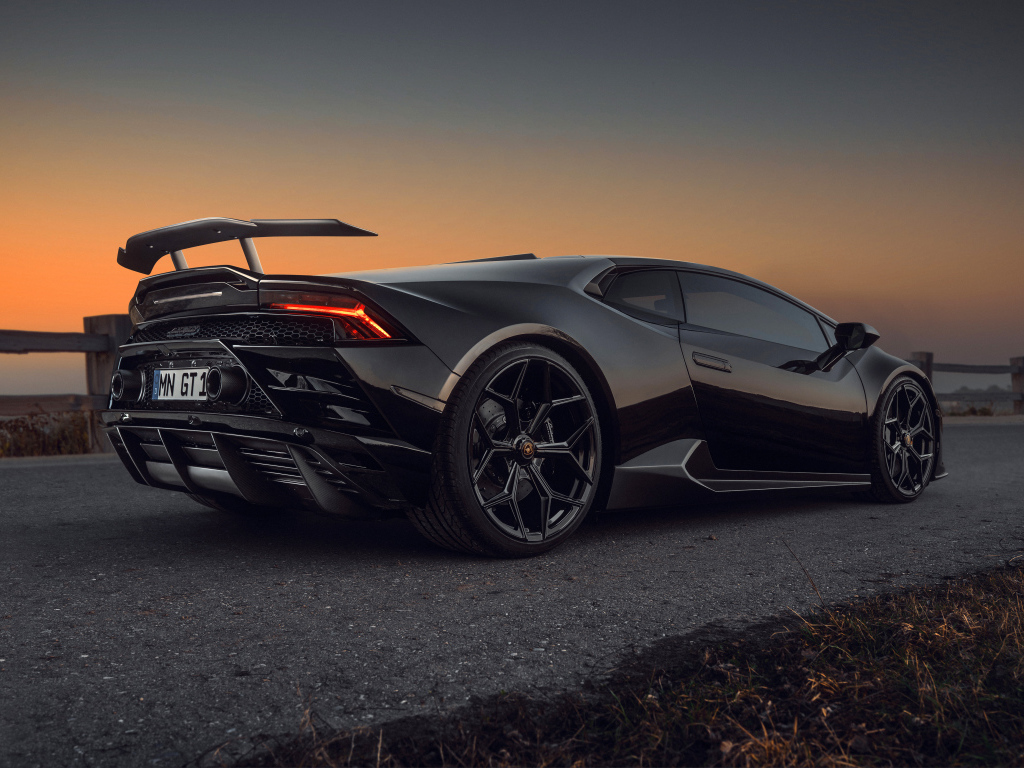 Черный быстрый Lamborghini Huracán EVO RWD 2021 года вид сзади