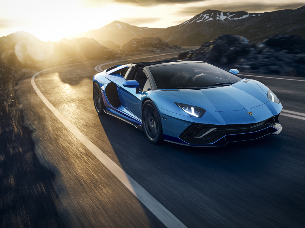 Автомобиль Lamborghini Aventador LP 780-4 Ultimate Roadster 2021 года на закате в горах