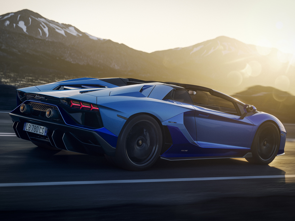 Синий спорткар Lamborghini Aventador LP 780-4 Ultimate 2021