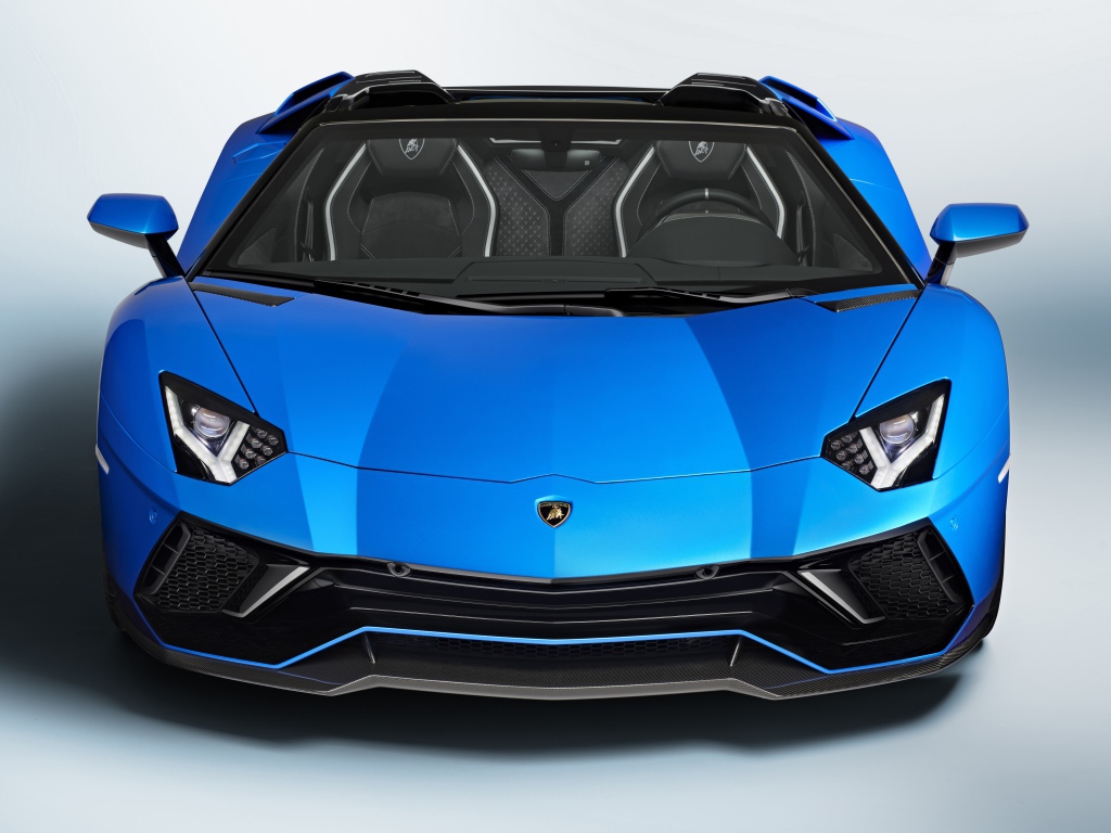 Синий автомобиль Lamborghini Aventador LP 780-4 Ultimate 2021 года вид спереди