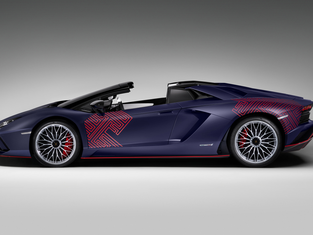 Автомобиль Lamborghini Aventador S, 2021 года вид сбоку