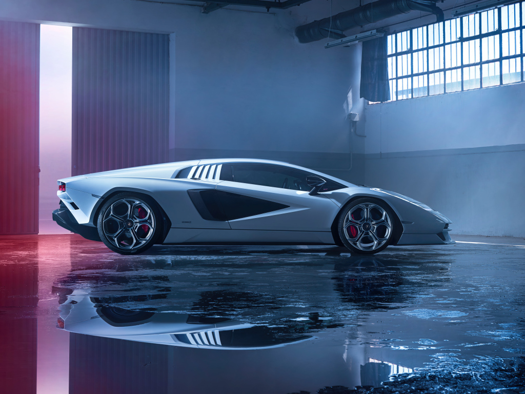 Автомобиль  Lamborghini Countach LPI 800-4,  2022 года в гараже