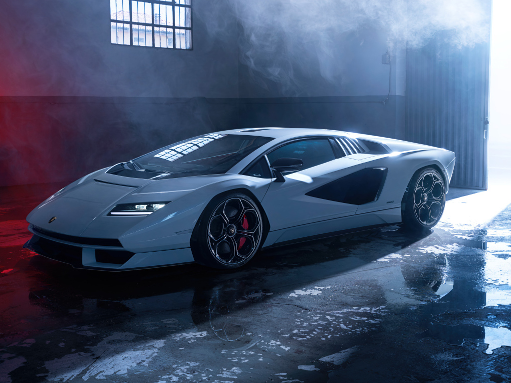 Белый спортивный автомобиль Lamborghini Countach LPI 800-4, 2022 года в дыму