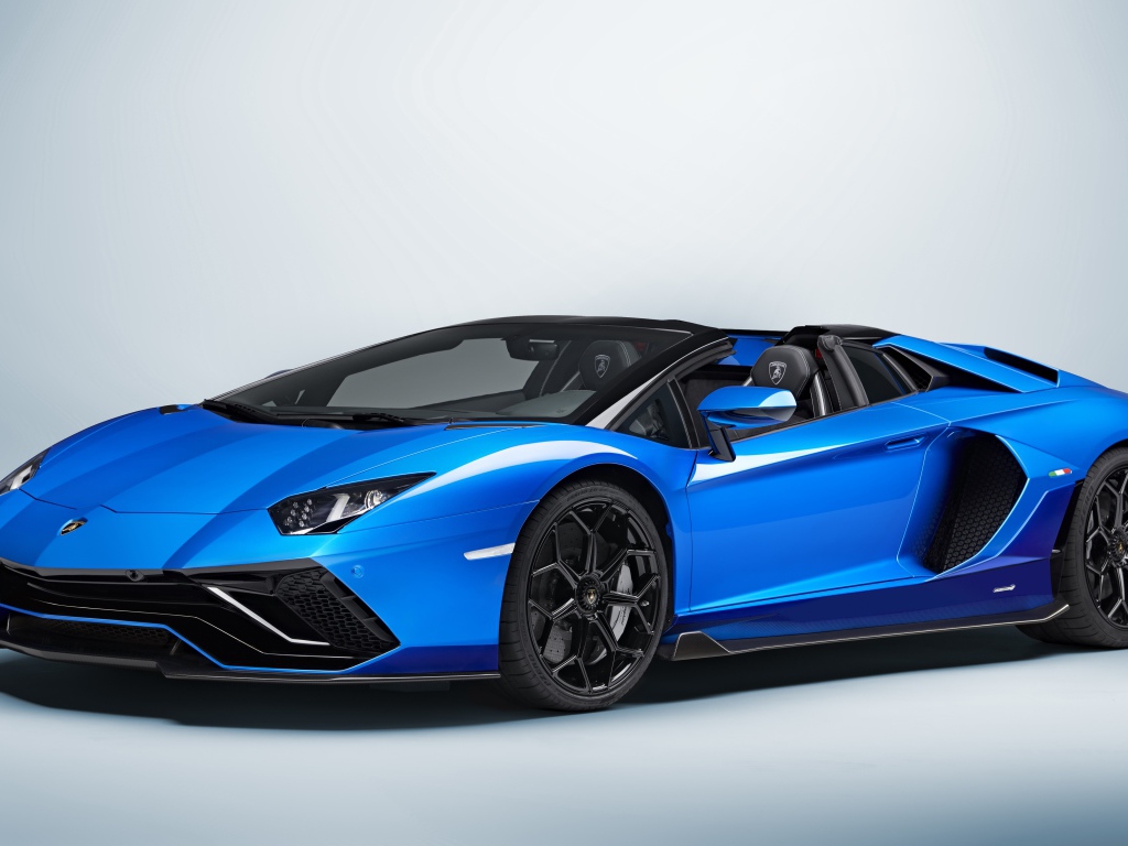 Синий Lamborghini Aventador LP 780-4 Ultimate 2021 года на сером фоне