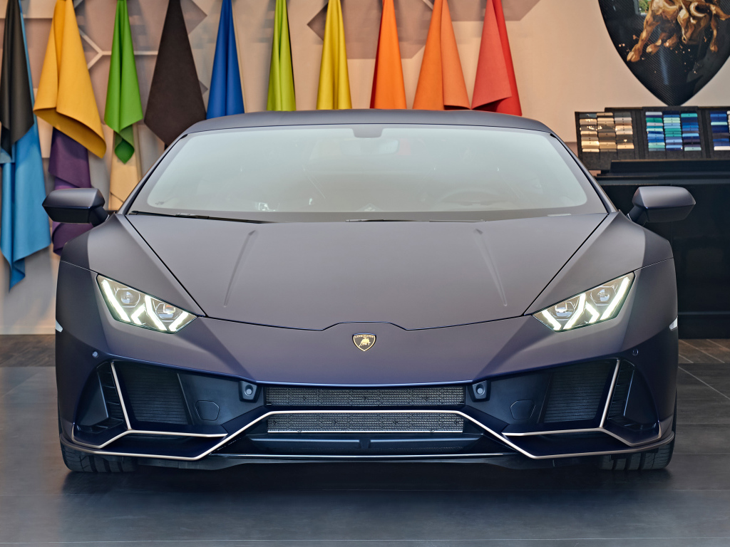 Вид спереди на автомобиль Lamborghini Huracán, 2021 года