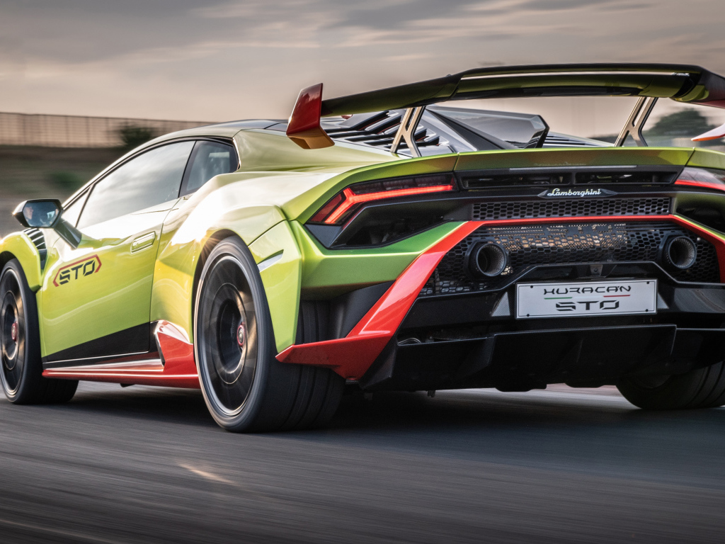 Зеленый Lamborghini Huracán STO 2021 года вид сзади