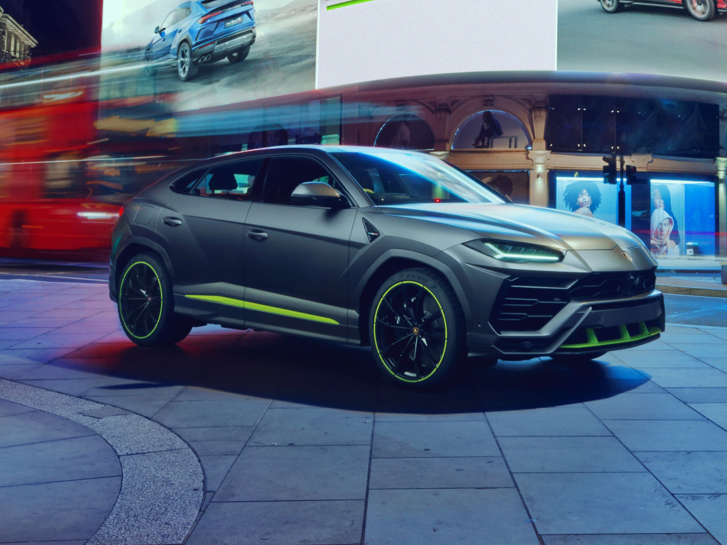 Внедорожник Lamborghini Urus в городе