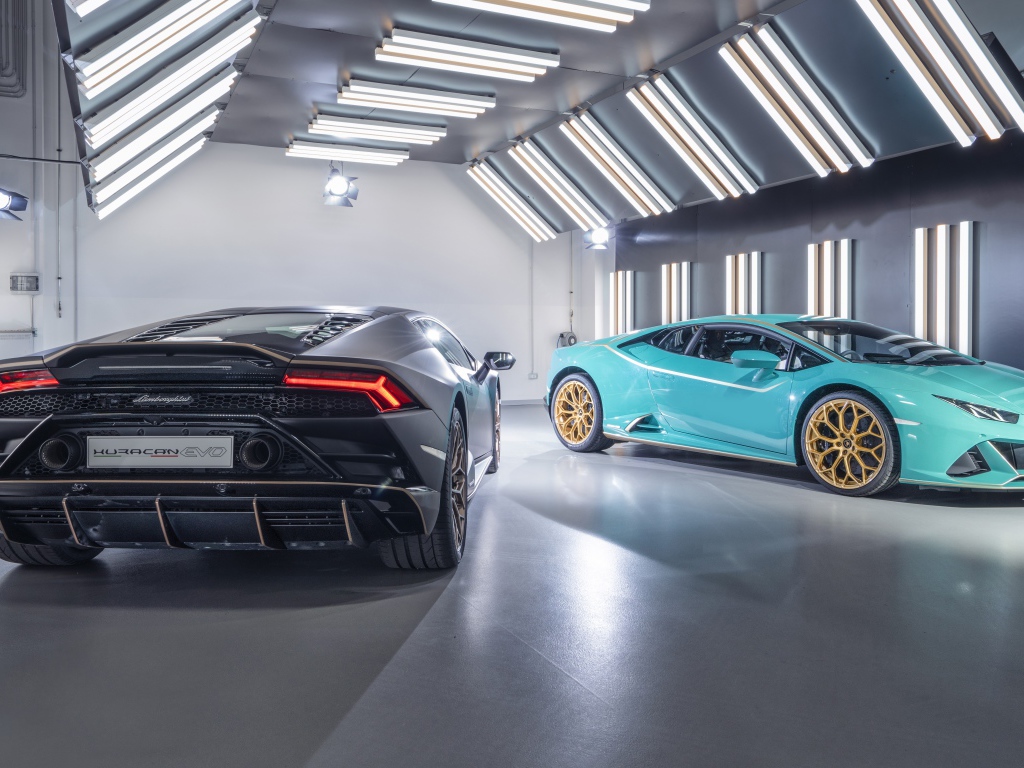 Два автомобиля  Lamborghini Huracán 2021 года в гараже