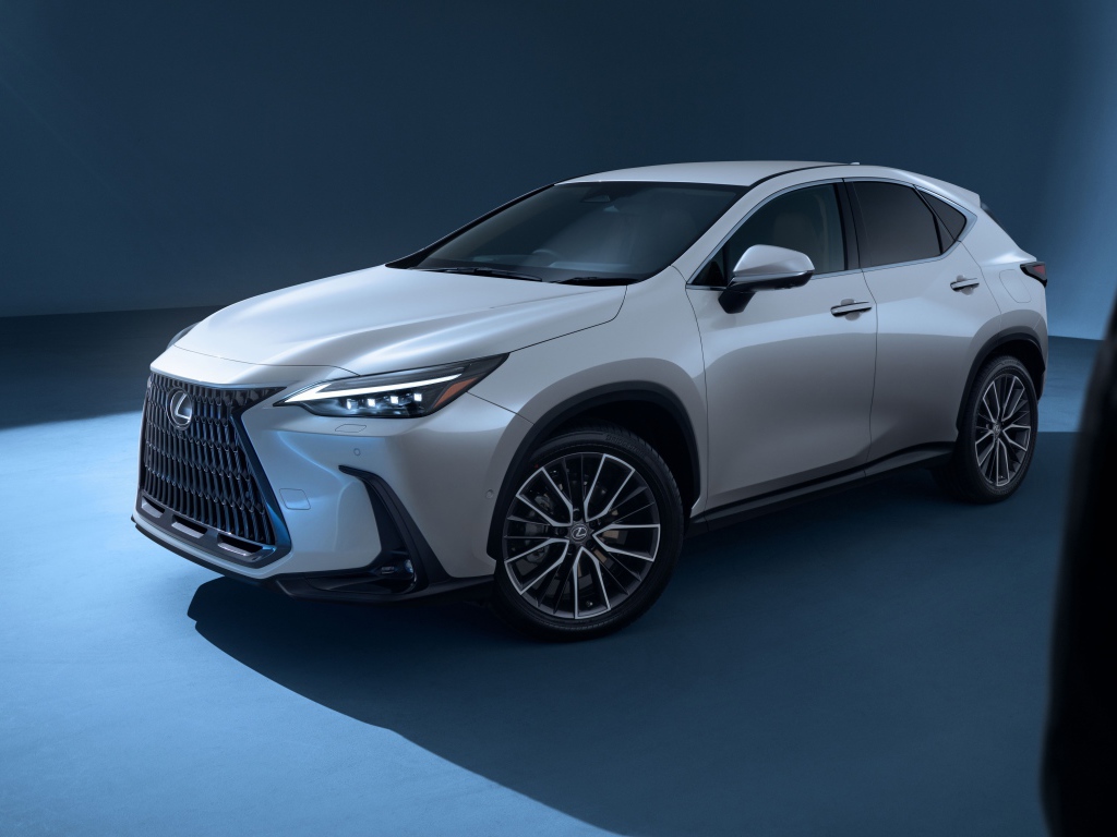 Автомобиль Lexus NX 450h+ AWD, 2021 года на сером фоне