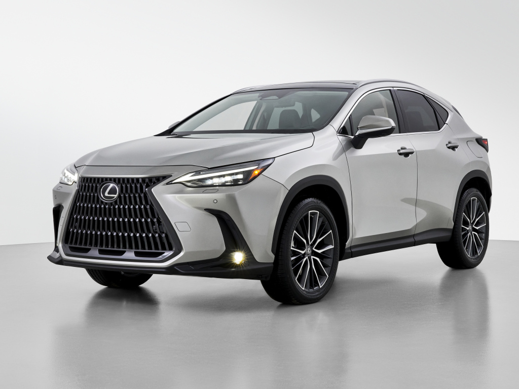 Серебристый автомобиль Lexus NX 350, 2022 года на белом фоне