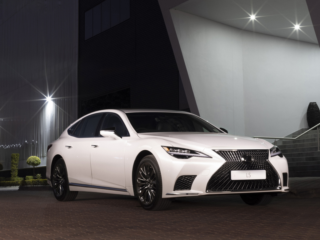 Белый Lexus LS 500, 2021 года в здании