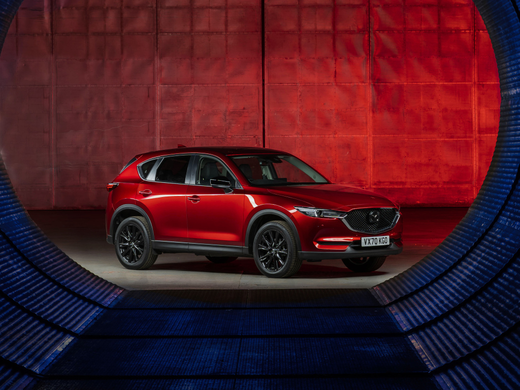 Красный автомобиль Mazda CX-5 Kuro Edition 2021 года