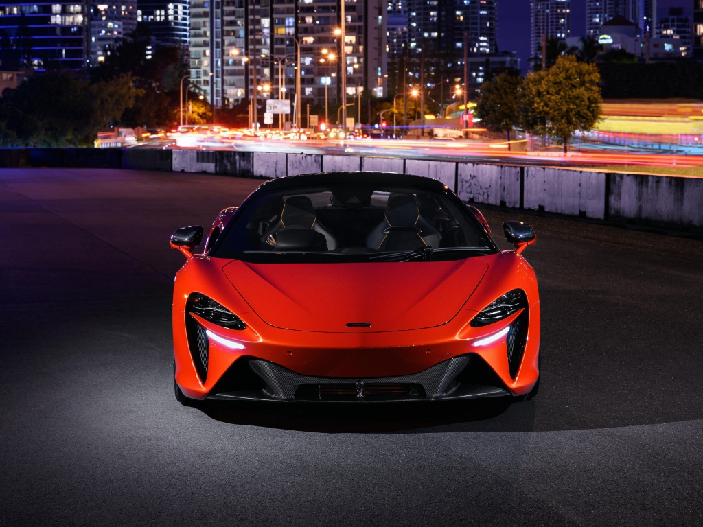 Красный автомобиль McLaren Artura 2021 года вид спереди