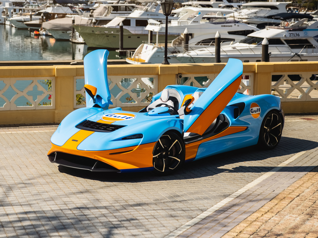 Спортивный автомобиль  McLaren Elva Gulf Theme, 2021 года с открытыми дверями
