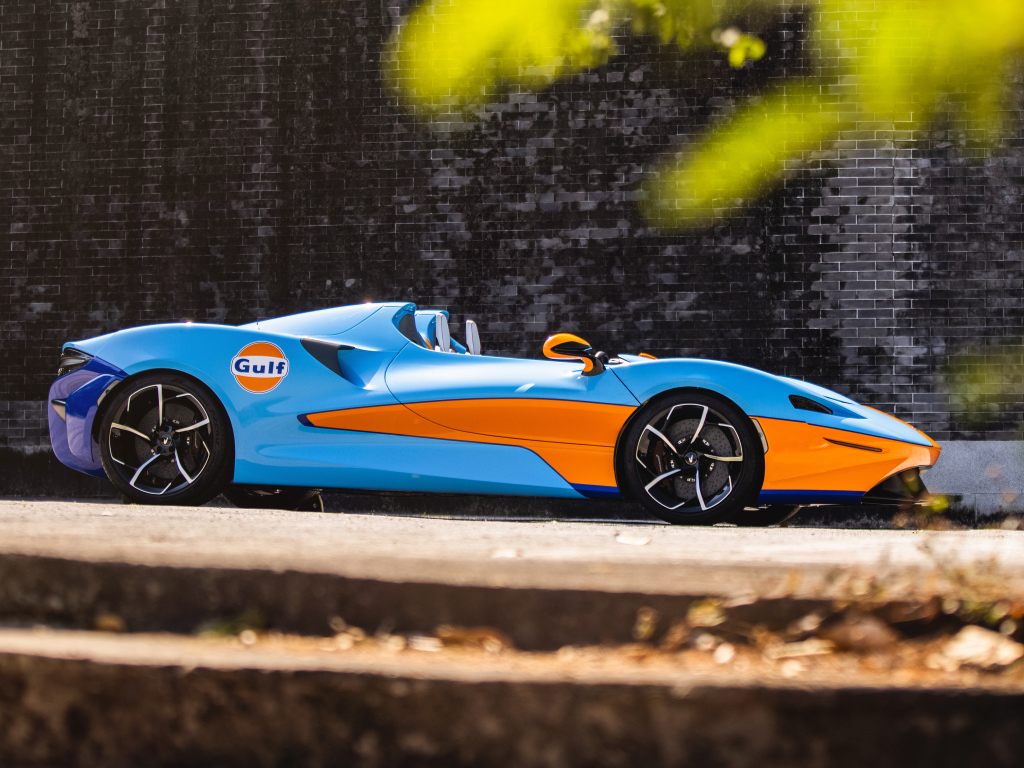 Быстрый автомобиль McLaren Elva Gulf Theme, 2021 года