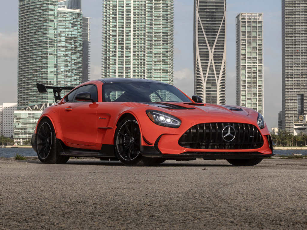 Красный автомобиль Mercedes-AMG GT Black Series 2021 года