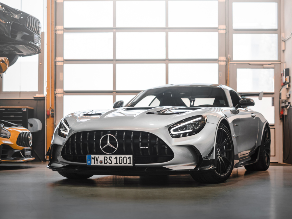 Серебристый автомобиль Mercedes-AMG GT Black Series 2021 года в гараже