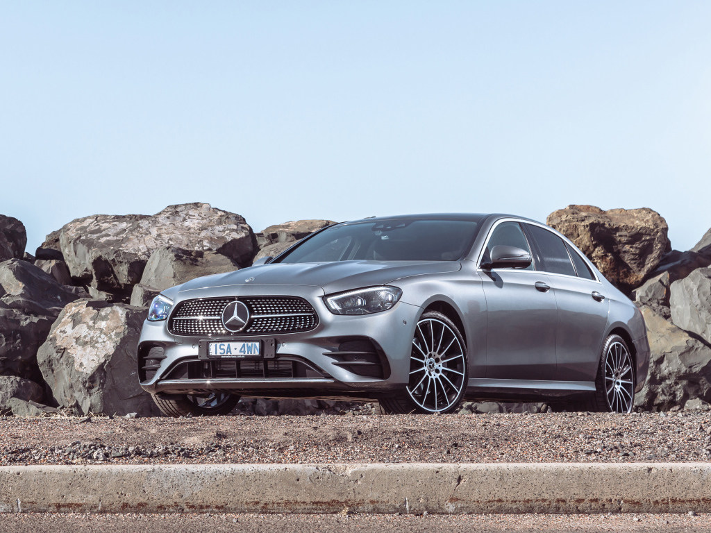 Серебристый автомобиль Mercedes-Benz E 350 AMG Line 2021 года