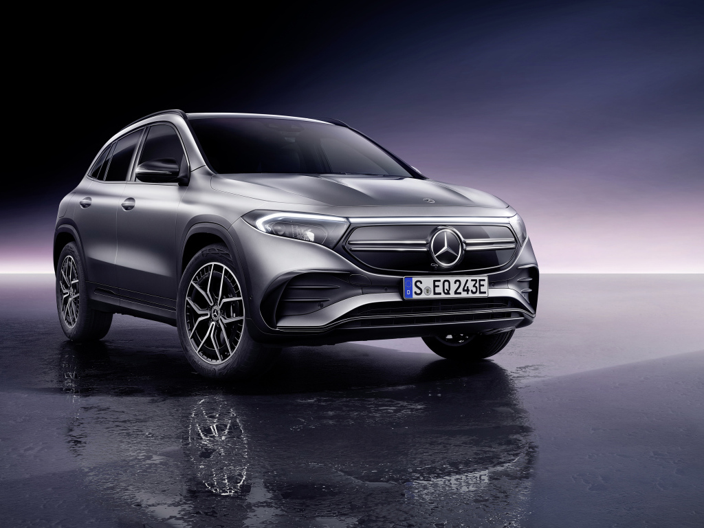 Автомобиль Mercedes-Benz EQA 250 AMG Line 2021  года на сером фоне