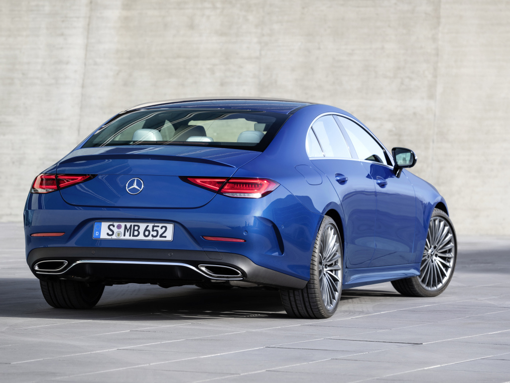 Синий автомобиль Mercedes-Benz CLS 350 AMG Line 2021 года вид сзади