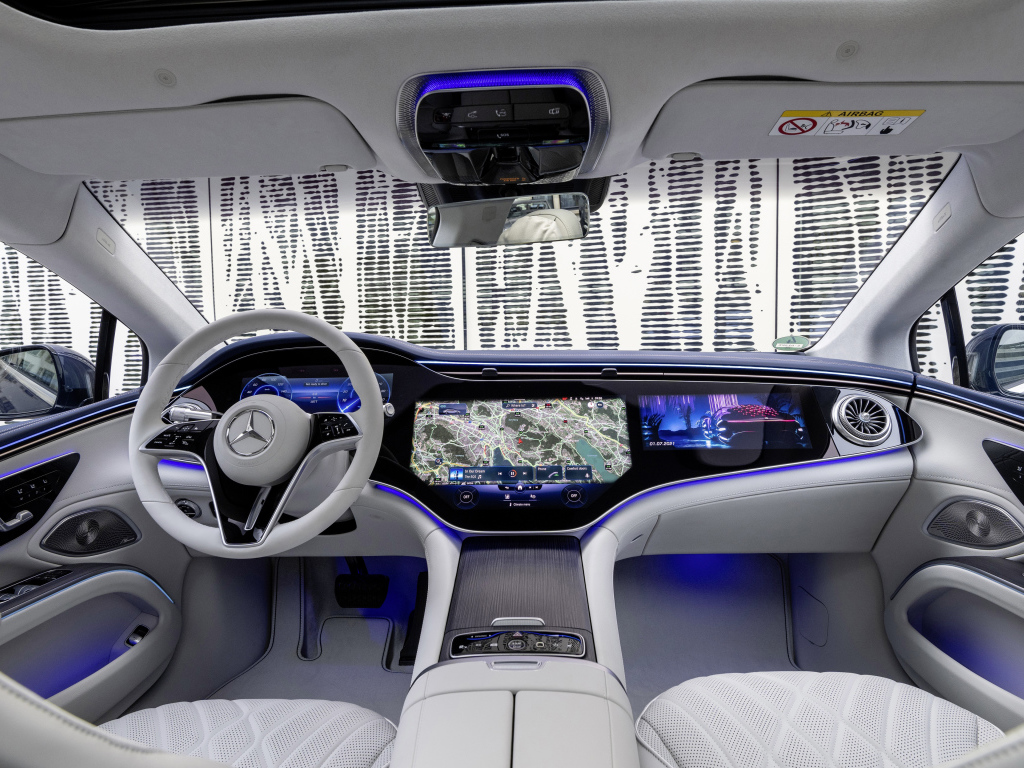 Серый кожаный салон автомобиля Mercedes-Benz EQS 450+ AMG Line 2021 года