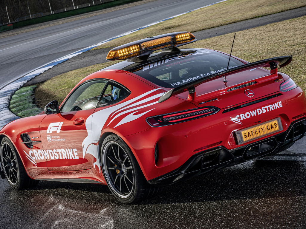 Красный Mercedes-AMG GT R F1 Safety Car 2021 года вид сзади