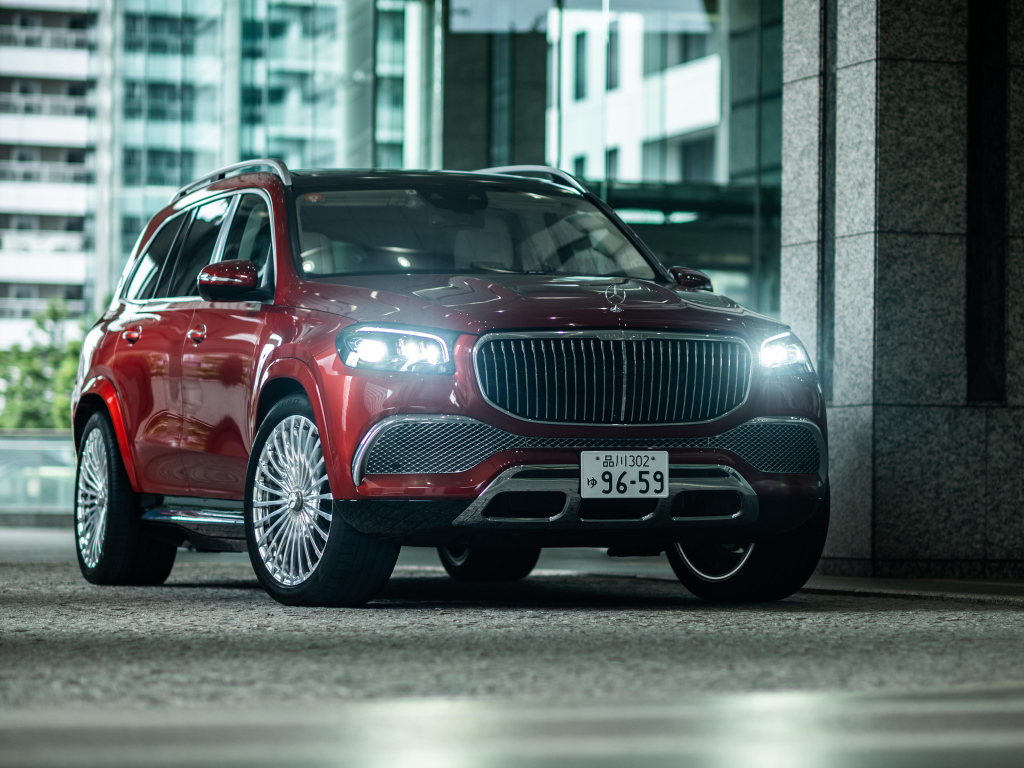 Красный Mercedes-Maybach GLS 600 4MATIC 2021 года с включенными фарами