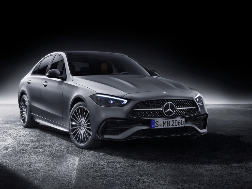 Серебристый автомобиль Mercedes-Benz C 300 AMG Line 2021 года на черном фоне