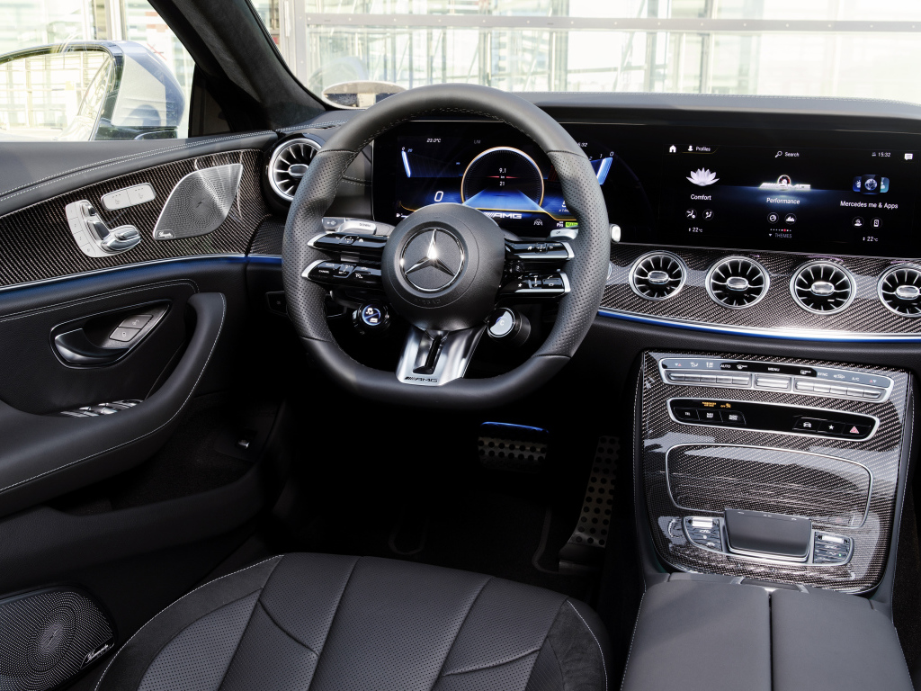 Стильный черный салон  автомобиля Mercedes-AMG CLS 53 4MATIC+ 2021 года
