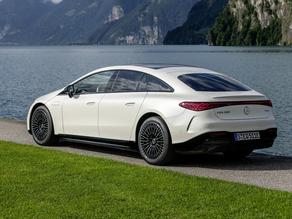 Белый Mercedes-Benz EQS 580 4MATIC AMG Line 2021 года вид сзади