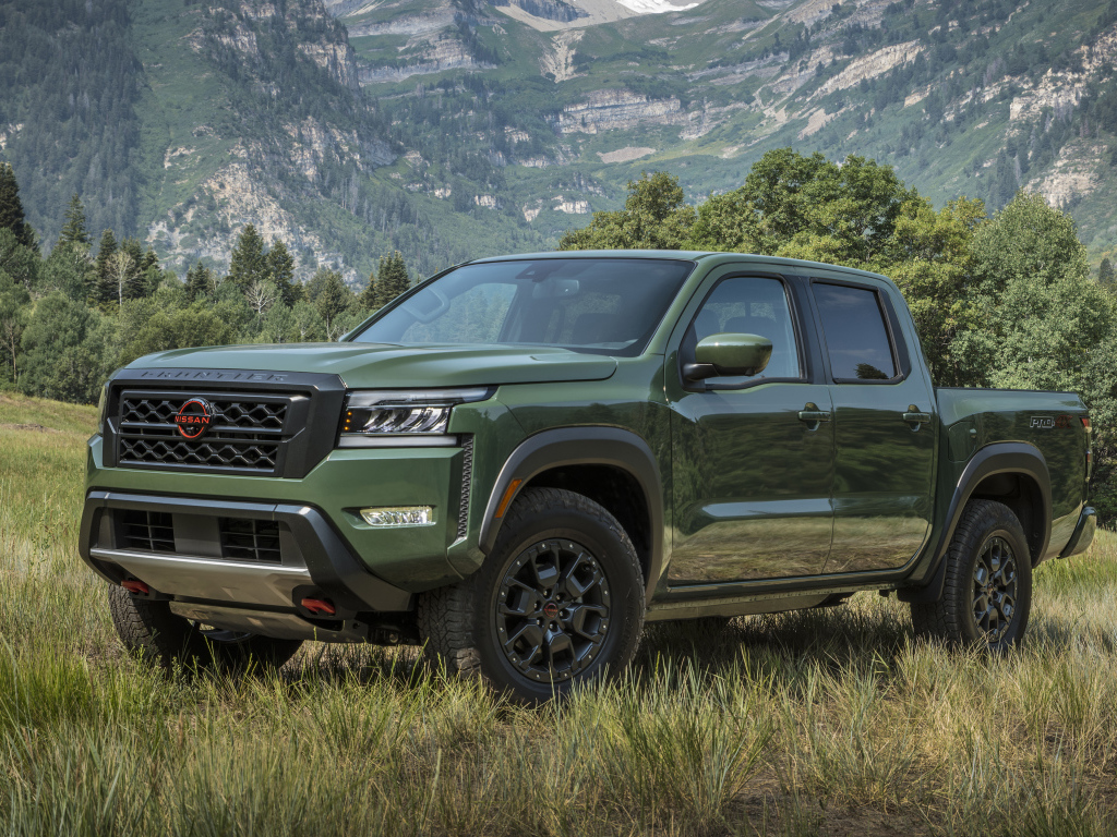 Внедорожник Nissan Frontier Pro-4X, 2022 года в горах