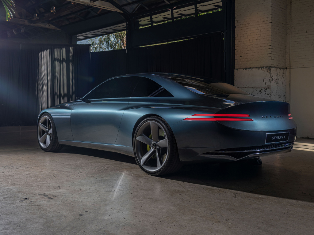 Автомобиль Genesis X Concept 2021  года у гаража