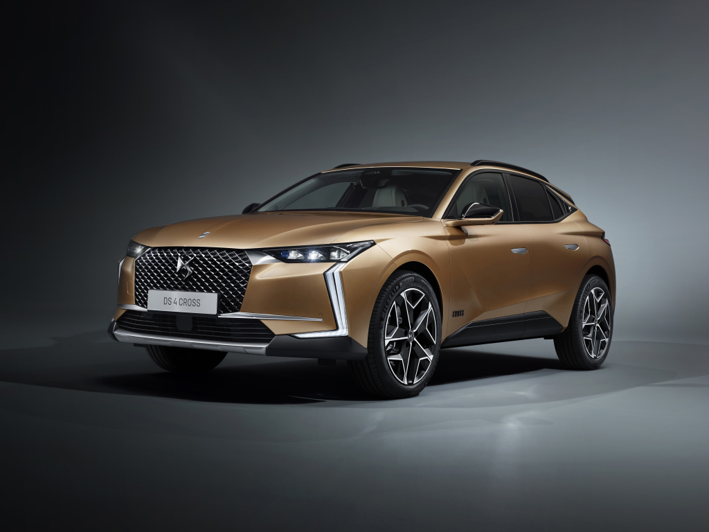 Кроссовер DS 4 Cross 2021  года на сером фоне