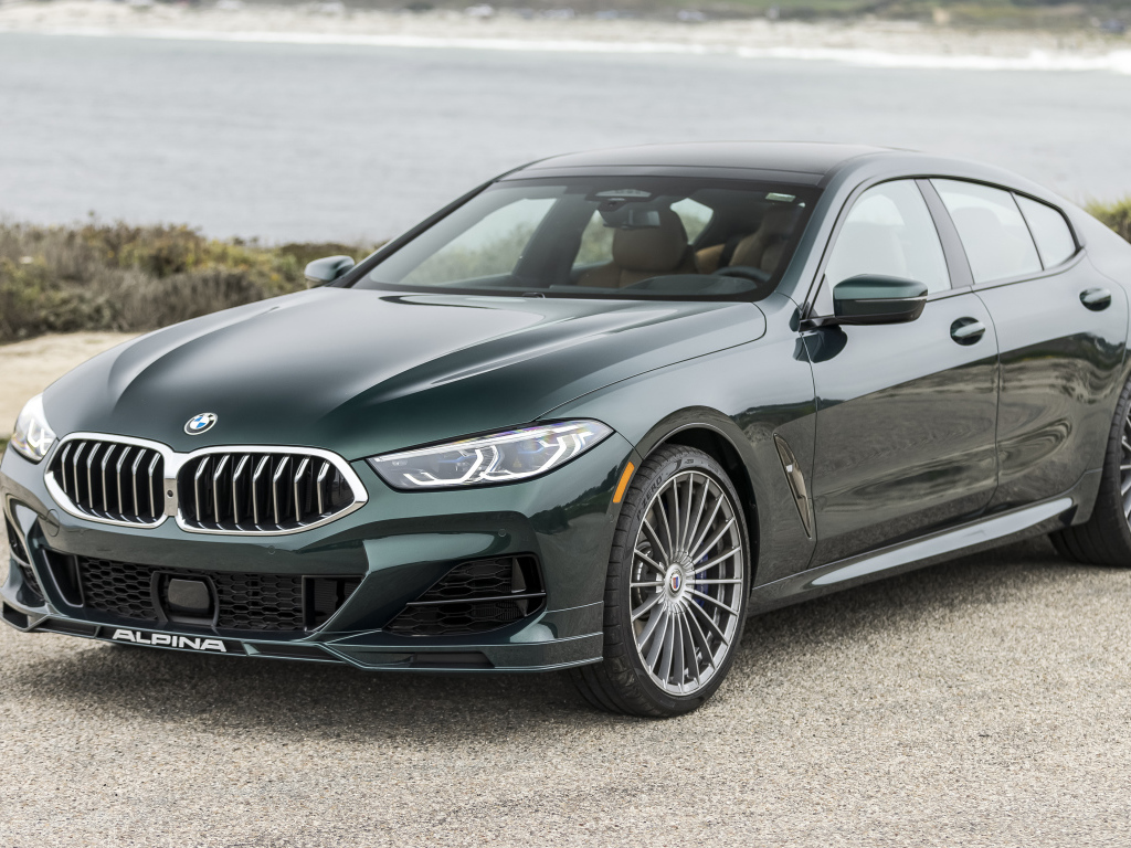 Зеленый автомобиль Alpina B8 Gran Coupé, 2022 года