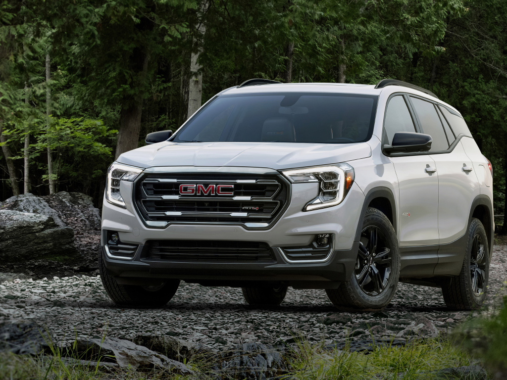 Внедорожник GMC Terrain AT4 , 2022 года в лесу