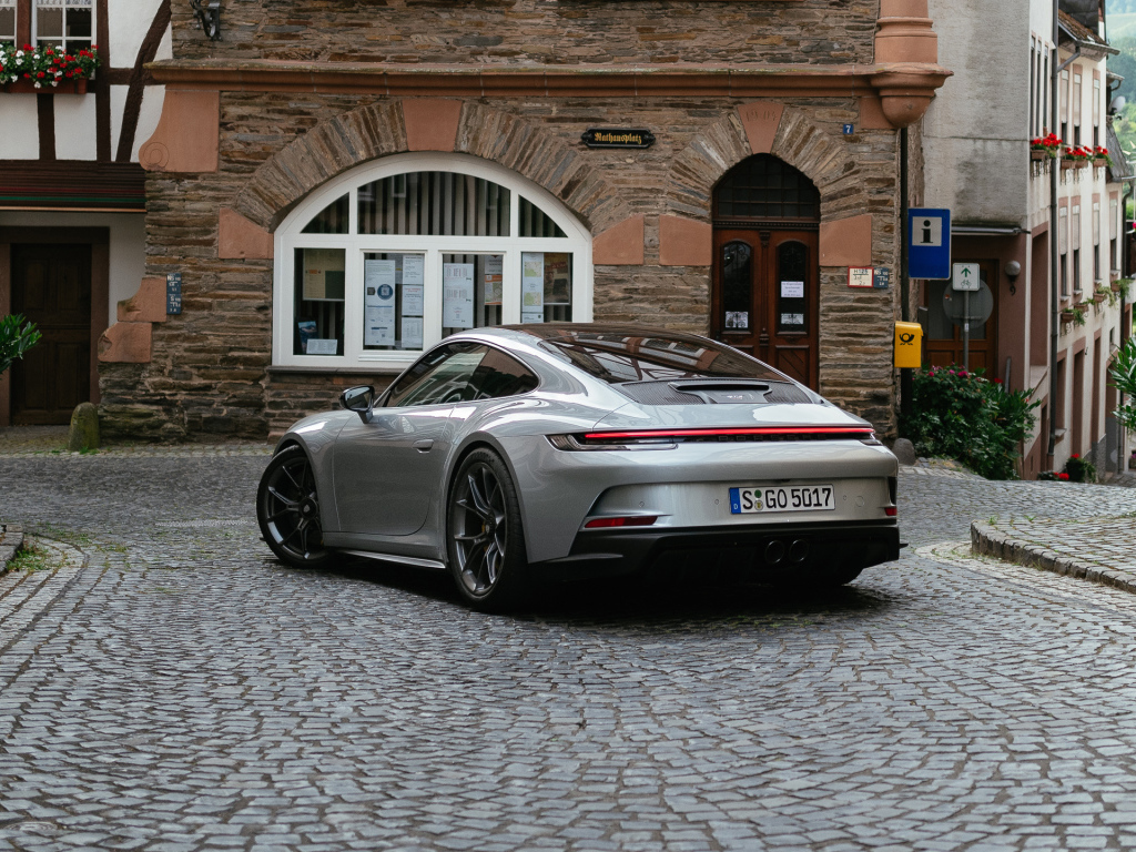 Автомобиль Porsche 911 GT3 Touring PDK 2021 года вид сзади