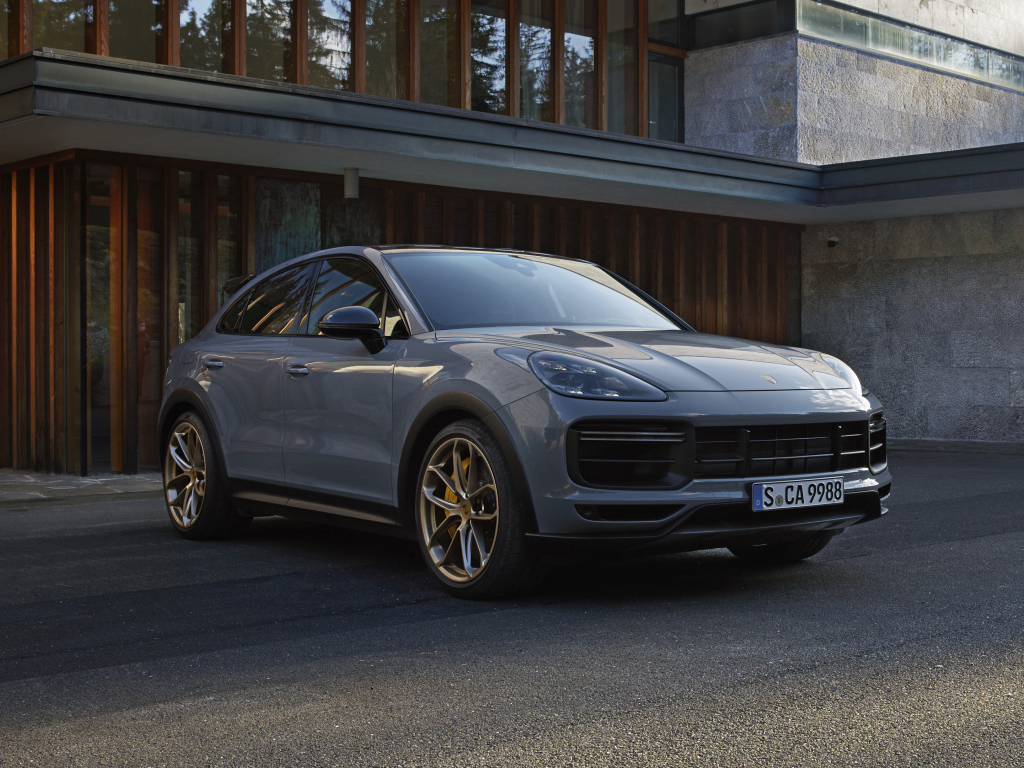 Кроссовер Porsche Cayenne Turbo GT 2021 года у здания