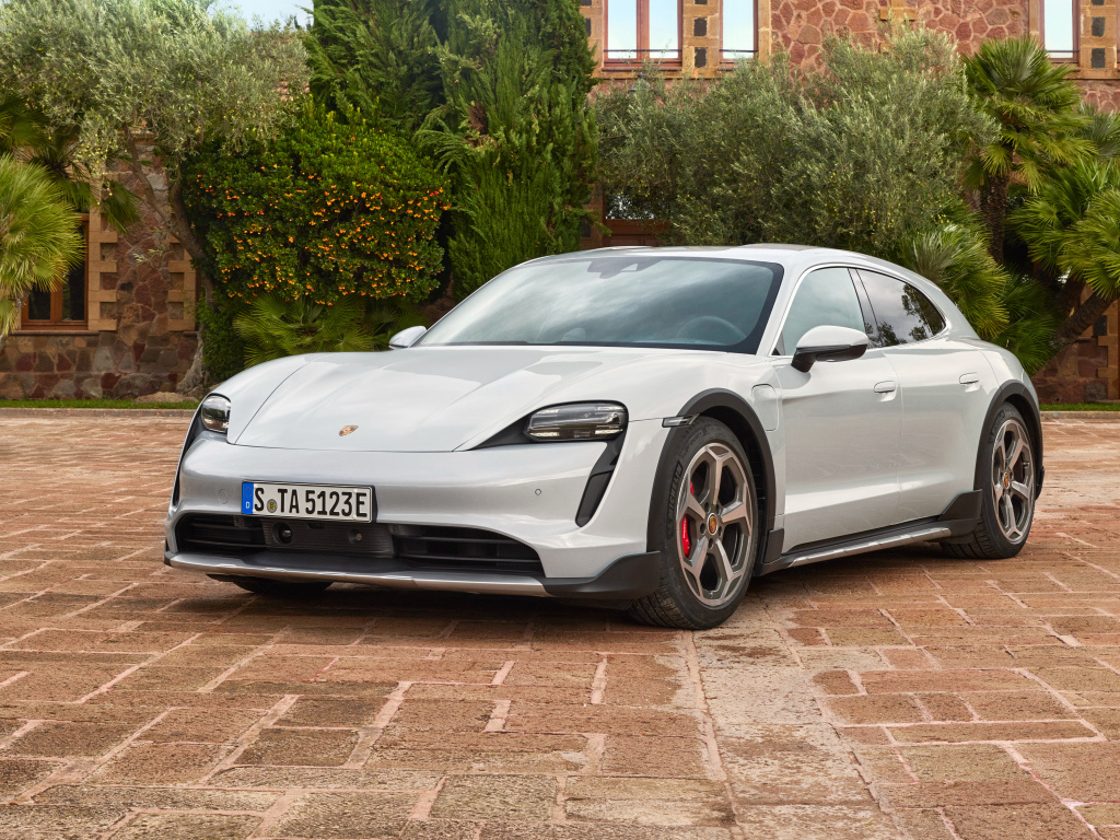 Автомобиль Porsche Taycan 4S Cross Turismo 2021 года у стены