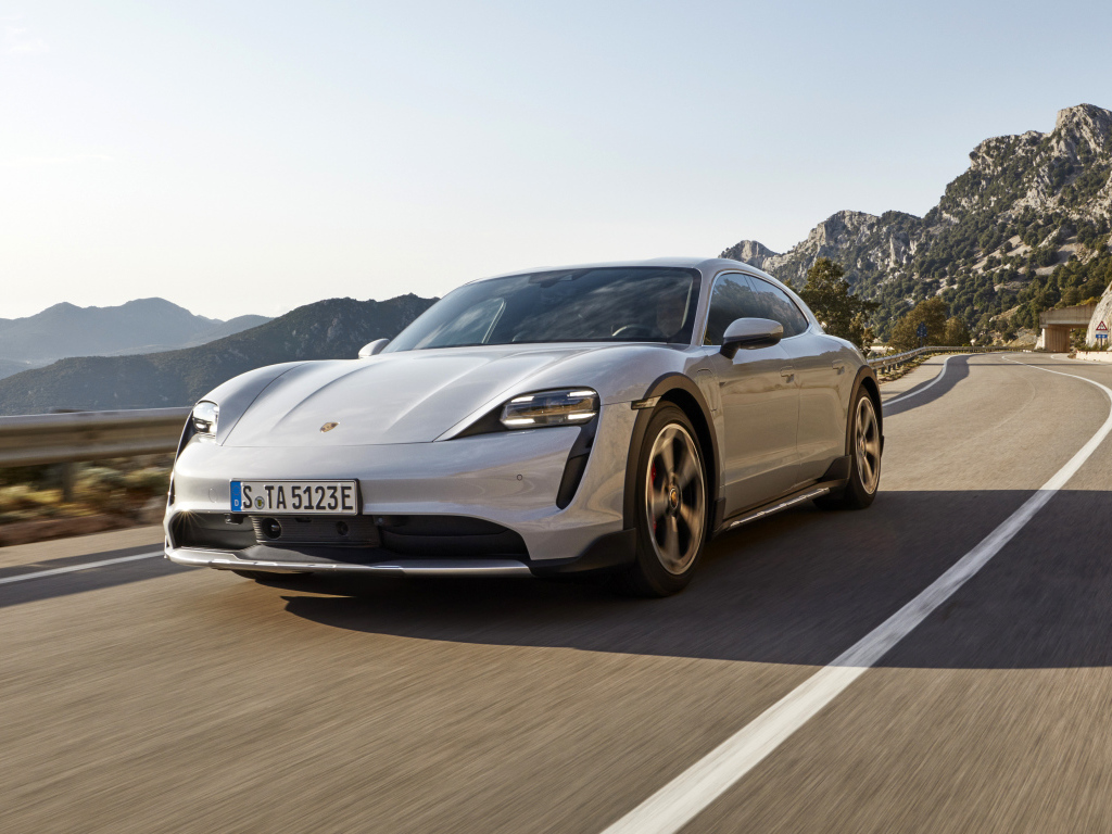 Автомобиль Porsche Taycan 4S Cross Turismo 2021 года на трассе в горах